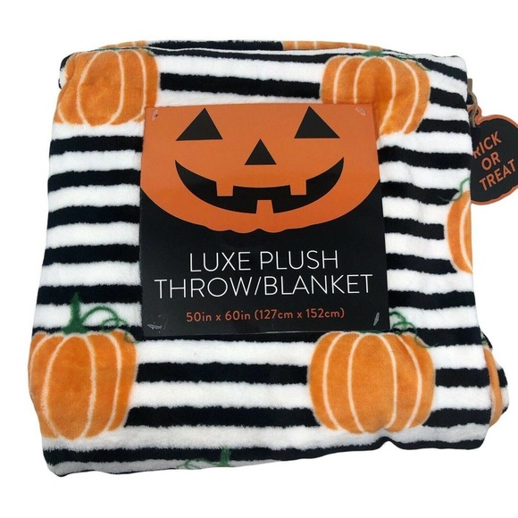 NWT Luxe Plush Pumpkin Throw Blanket 50" x 60" White Orange Black Fall Autumn - Picture 3 of 4